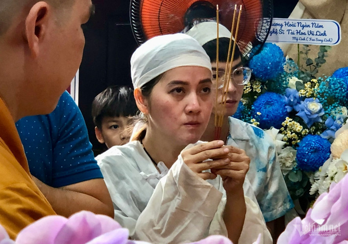 Những ngày qua, vụ ồn ào tranh chấp tài sản trong gia đình cố nghệ sĩ được dư luận quan tâm. Hồng Loan cho biết kiệt sức, tinh thần đi xuống vì phải lo nghĩ nhiều.
