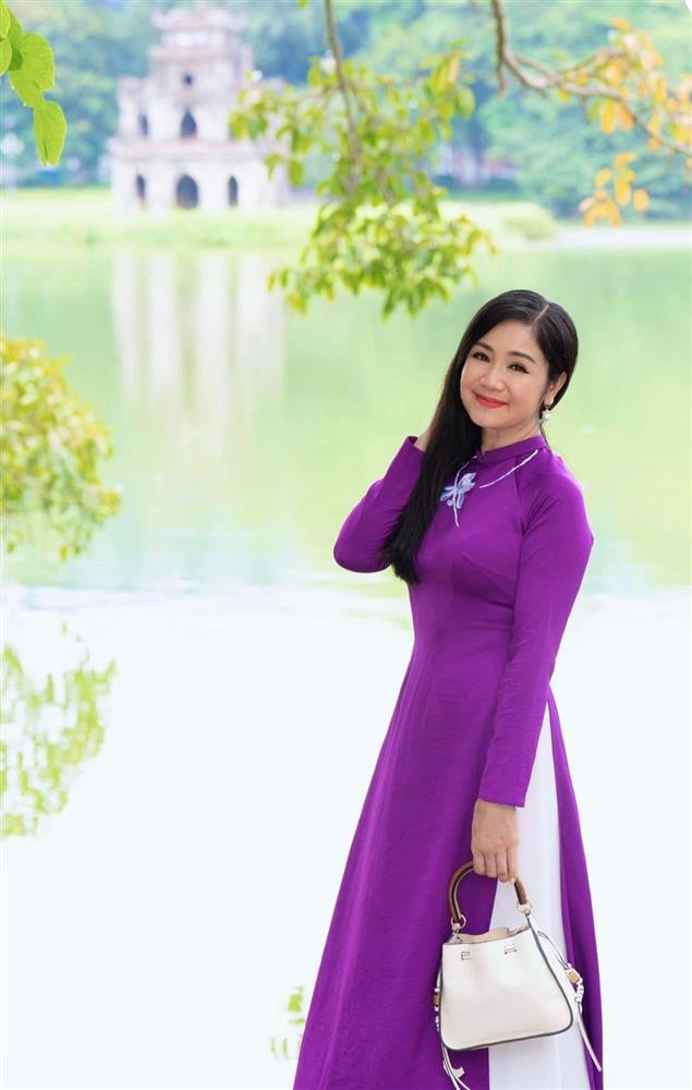 ữ nghệ sĩ cũng rất yêu thích những bộ áo dài truyền thống. Chị thường xuyên đăng tải những khoảnh khắc đẹp với trang phục này, nhận về nhiều khen ngợi với thần thái "vẻ đẹp xưa" hiếm có.