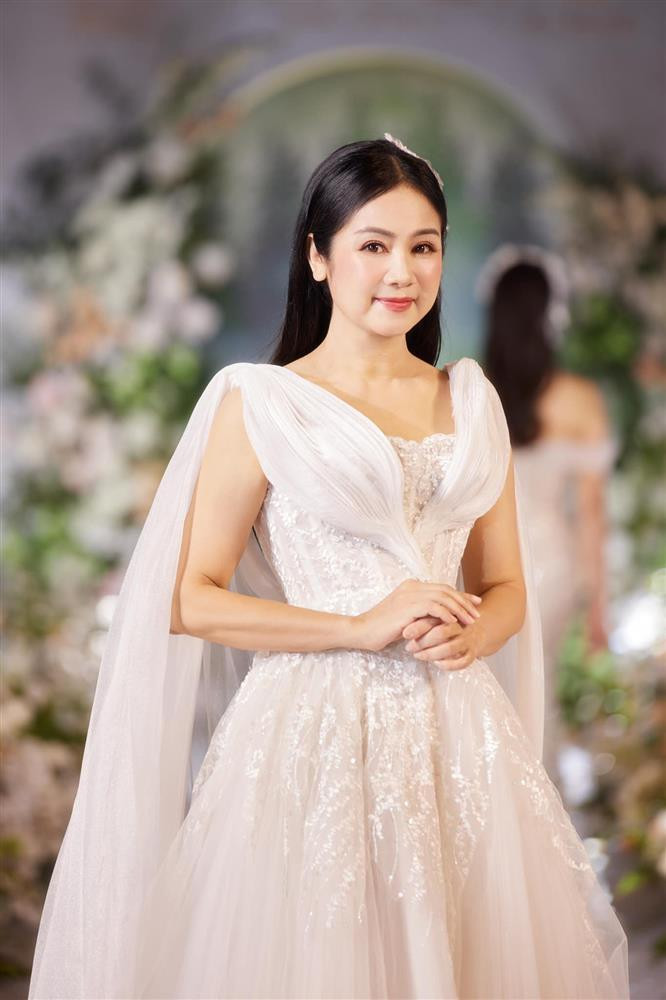 rên trang cá nhân, NSND Thu Hà chia sẻ khoảnh khắc diện váy cưới trắng xinh đẹp. "Nhận lời vào vai mẹ cô dâu trong show thời trang cưới. Ai dè lại khoác cho bộ thiên thần. Phải nói là chiếc váy đẹp quên tuổi tác", chị viết.