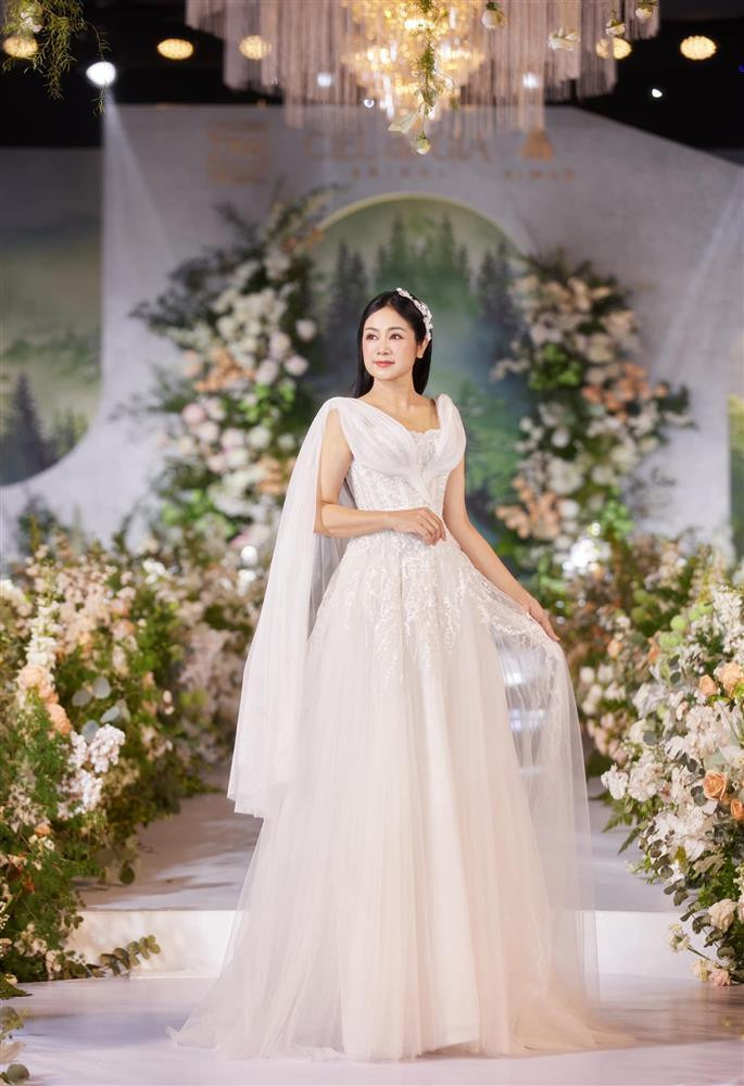 ữ nghệ sĩ nhìn trẻ trung với váy trắng ren thanh lịch, dịu dàng kèm hoa ren cài đầu.