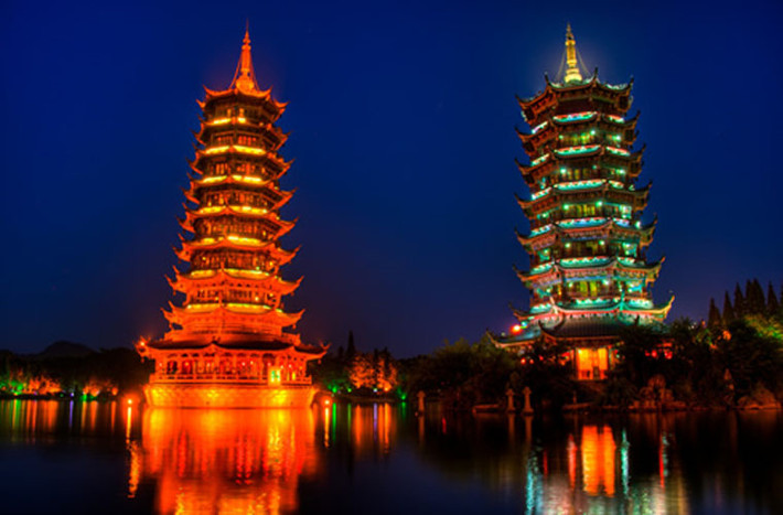Chùa Mặt trời và Mặt trăng là địa điểm tâm linh linh thiêng bậc nhất ở tỉnh Quế Lâm. Chùa Mặt trời có kích thước cao hơn chùa Mặt trăng và nó cũng là ngôi chùa bằng đồng cao nhất thế giới (cao 41m). Trong khi đó chùa Mặt trăng cao 35m. Hai ngôi chùa đặc biệt trên liên kết với nhau bằng một đường hầm ở dưới lòng hồ. Thời gian tốt nhất để chiêm ngưỡng cảnh đẹp chùa Mặt trời và Mặt trăng tọa lạc bên hồ Banyu là vào ban đêm. Khi đó, cả hai ngôi chùa đều được thắp sáng lên bằng sắc màu vàng và xanh dương tuyệt mĩ.