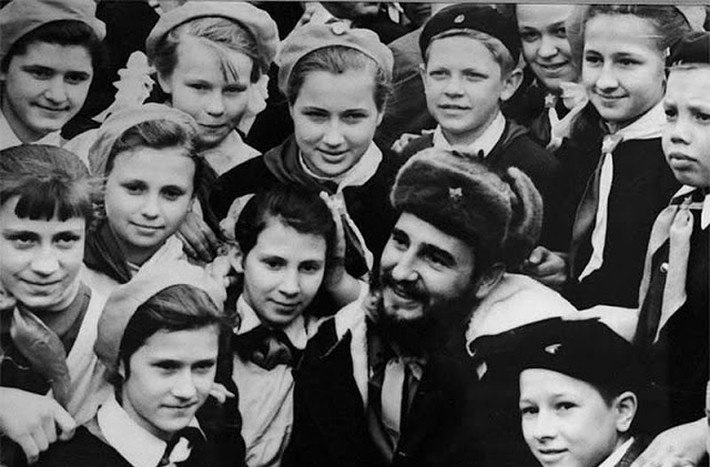 Nhà lãnh đạo Castro được các em học sinh ở Murmansk hân hoan chào đón nhân chuyến thăm của ông đến Liên Xô.