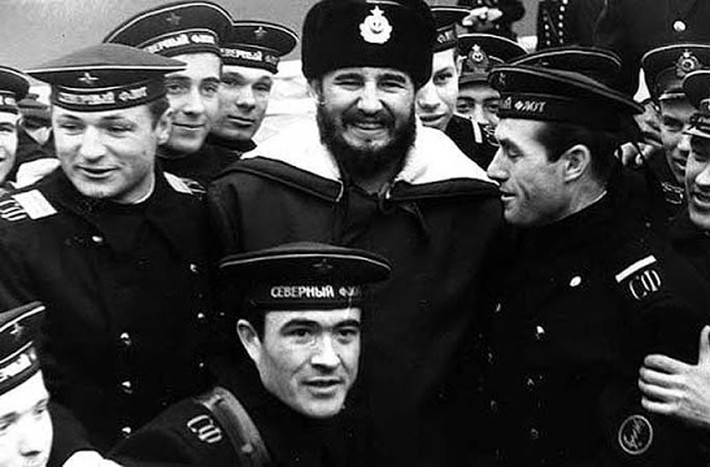 Fidel Castro gặp các thủy thủ Liên Xô ở Severomorsk. Ông là nhà lãnh đạo đầu tiên và cuối cùng có cơ hội đến xem bệ phóng tên lửa đạn đạo của nước này.