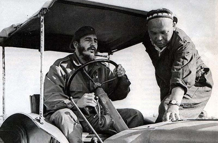 Ông Castro đích thân cầm lái khi đến thăm Uzbekistan.
