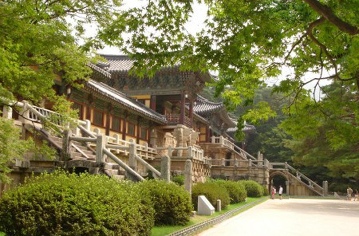 Chùa Bulguksa là thánh tích tôn giáo ở Gyeongju và được UNESCO phong tặng danh hiệu Di sản Văn hóa Thế giới vào năm 1955. Ngôi chùa này được xây dựng vào năm 528 dưới triều đại Silla. Kiệt tác kiến trúc này có rất nhiều di chỉ văn hóa được bảo tồn bao gồm: Dabo-tap (Tháp Đại Bảo) là Quốc bảo số 20, Sukga-tap (hay còn gọi Tháp Thích Ca Mâu Ni) là Quốc bảo số 21, Yeonhwa-gyo Chilbo-gyo là Quốc bảo số 22, Tượng Phật thiền định bằng vàng là Quốc bảo số 26…