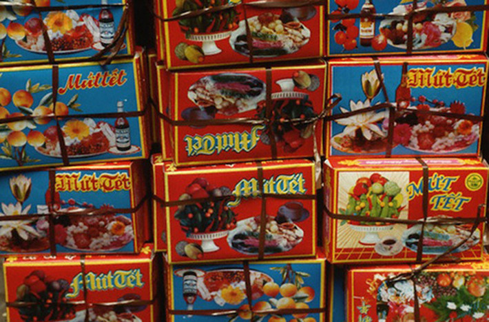 Những hộp mứt Tết hồi những năm 1990 được đóng trong những hộp giấy trang trí đơn giản. Tấm ảnh này được chụp vào ngày 1/2/1994.