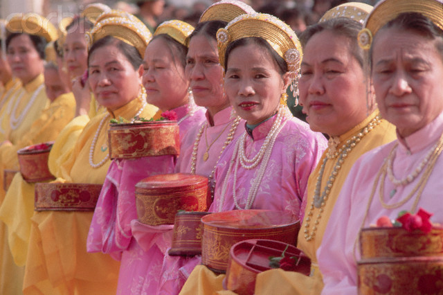 Những bà lão Hà Nội mặc trang phục truyền thống trong một lễ hội ngày Tết.