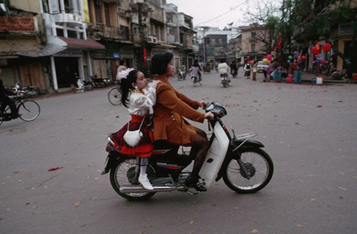 Mẹ và con gái đi chơi Tết. Ảnh chụp ngày 12/2/1994.