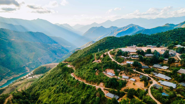 Bản Nậm Nghiệp có vị trí địa lý khá đặc biệt, nằm trên dãy núi với độ cao khoảng 2.200 mét so với mực nước biển… Ảnh: Vũ Ngọc Thiện.