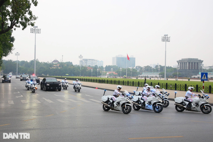 Đoàn mô tô dẫn đoàn về qua Lăng Bác (Ảnh: Trần Thanh).