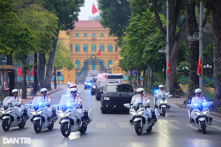 Đoàn siêu mô tô đi qua Phủ Chủ tịch (Ảnh: Trần Thanh).