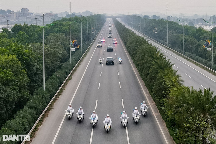Đoàn siêu mô tô dẫn đoàn đi từ sân bay Nội Bài về nội thành Hà Nội trên đường Võ Nguyên Giáp (Ảnh: Thành Đông).