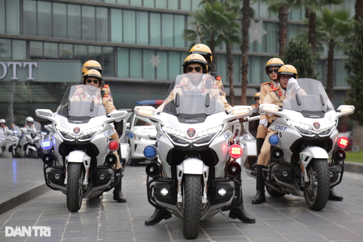 Theo Phòng CSGT, Công an Hà Nội, đoàn siêu xe sẽ tiến hành diễn tập việc đón, dẫn đoàn khách quốc tế từ các nơi nghỉ tại nội thành, đến sân bay Nội Bài, và từ các nơi nghỉ ở Nội Thành đến các địa điểm diễn ra các sự kiện tiếp các đoàn khách quốc tế (Ảnh: Trần Thanh).