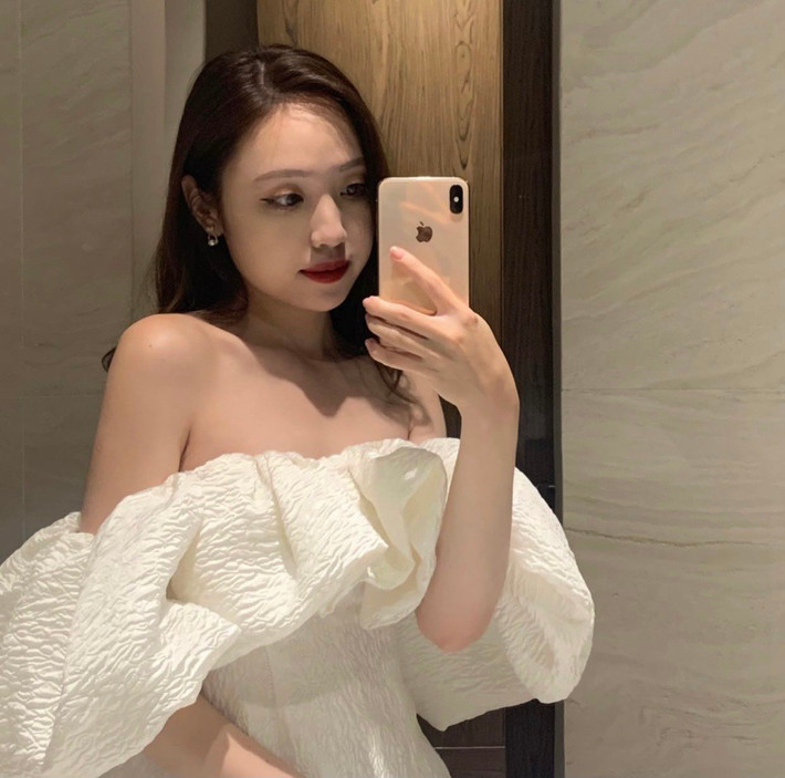 Bạn gái chàng cầu thủ sinh năm 2001 có tên đầy đủ là Nguyễn Vũ Hà Dương. Cô gái sở hữu ngoại hình xinh xắn, vóc dáng tiêu chuẩn, thu hút.