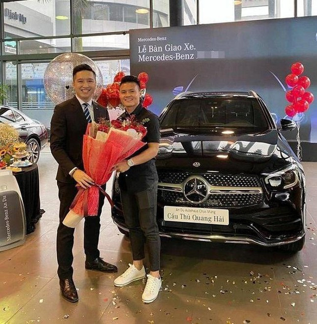 Năm 2020, Quang Hải khiến các fan bất ngờ khi mạnh tay tậu chiếc Mercedes-Benz GLC 300 4MATIC có giá 2,4 tỷ đồng.