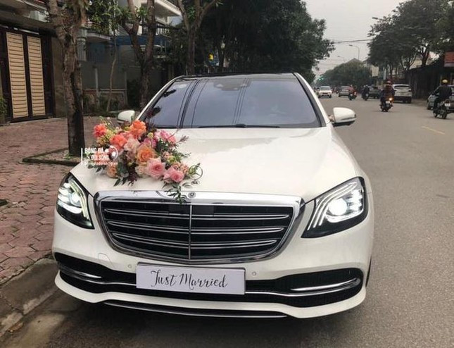 Công Phượng: Chiếc xe Mercedes Maybach S450 có giá hơn 7 tỉ đồng được Công Phượng sử dụng để đón cô dâu Viên Minh trong ngày trọng đại của mình.