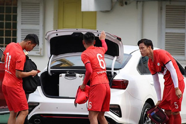 Trước khi tậu Macan, nam cầu thủ thường sử dụng chiếc ô tô Kia Cerato có giá khoảng 600 triệu đến sân tập.