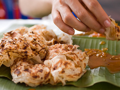 Khi ăn bánh bạn nên dùng tay bốc, những chiếc bánh được xé thơm mùi bột, ăn kèm cùng cà ri gà sẽ khiến bạn suýt xoa liên tục.