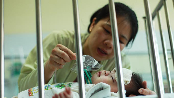 Nếu trẻ không xuất hiện những biến chứng do sởi thì tuyệt đối không cho trẻ uống kháng sinh, chỉ nên dùng B1 và Vitamin C liều cao. Nếu xuất hiện những biến chứng thì nên cho trẻ uống theo chỉ định của bác sĩ hoặc cho trẻ nhập viện để điều trị.