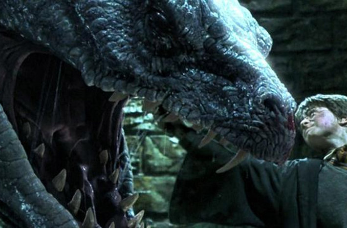 The Basilisk (Harry Potter and the Chamber of Secrets – Harry Potter và căn phòng chứa bí mật, 2002). Tử xà Basilisk là một con mãng xà có thể sống hàng trăm năm và có thể đạt đến kích thước khổng lồ. Nó được phôi thai trong một quả trứng gà nhưng lại được ấp nở bởi một con ếch. Nó có thể đi khắp lâu đài Hogwarts bằng cách đi qua đường ống nước.