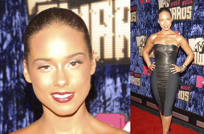 Ngôi sao ca nhạc Alicia Keys cũng không giấu được đôi mắt cánh cụp cánh xòe