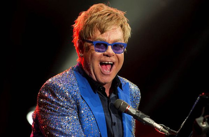 Trong một cuộc phỏng vấn năm 1976 với tạp chí Rolling Stone, Elton John thừa nhận mình là gay. Tuy nhiên điều đó chẳng ảnh hưởng gì tới sự nghiệp của anh bởi ngôi sao ca nhạc Anh quốc được coi là một trong những nghệ sĩ thành công nhất mọi thời đại xét về mặt thương mại. Tài sản ông có được hiện đã là 440 triệu USD.