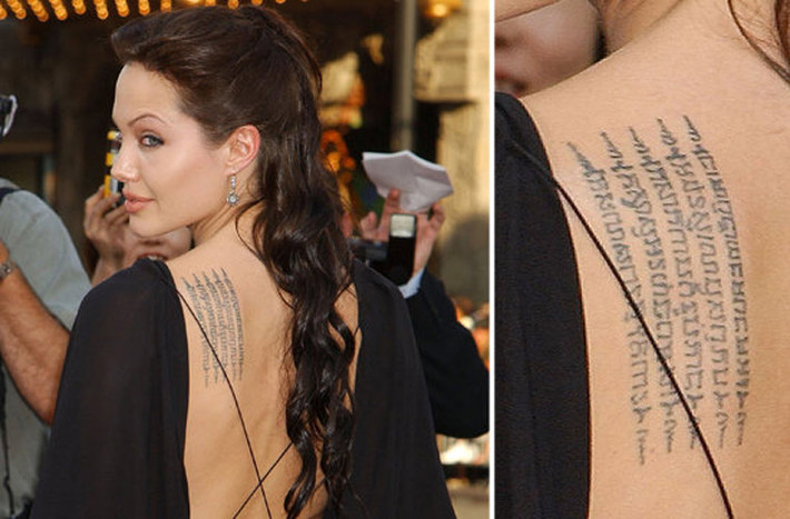 Cả mảng lưng phía trái Angelina Jolie có dòng chữ bằng dòng chữ Khmer với ý nghĩa bảo vệ cô và con trai Maddox.