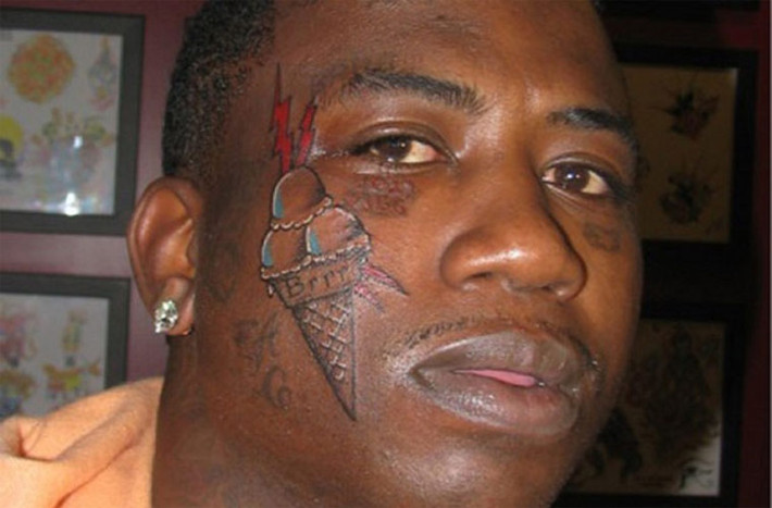 Rapper Gucci Mane có rất nhiều hình xăm trên cơ thể nhưng hình xăm chiếc kem ốc quế trên mặt anh được coi là gây chú ý nhất.