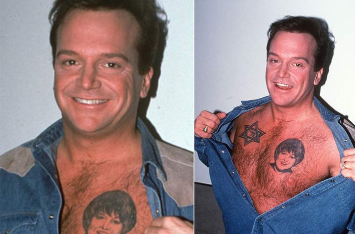Nam diễn viên người My Tom Arnold xăm hình vợ Roseanne Barr lên trái tim và dù cuộc hôn nhân đã kết thúc sau 4 vào năm 1994, Tom vẫn giữ nguyên hình vợ cũ trên tim.