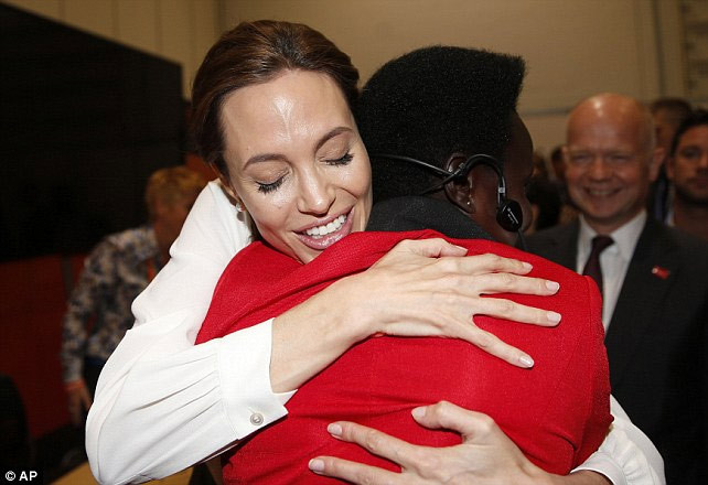 Angelina bày tỏ tình cảm với đại biểu Esther Ruth Atim, Uganda sau buổi hội thảo ngày thứ hai.