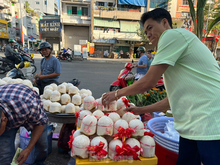Ngoài mía, dừa đeo nơ cũng đắt hàng, giá bán từ 20.000 - 25.000 đồng/trái tùy lớn nhỏ.