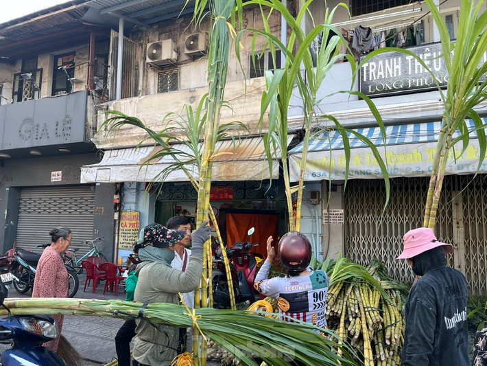 Theo quan niệm dân gian, "mùng 9 vía Trời, mùng 10 vía Đất". Vì vậy trong dịp này, người dân thường mua mía vàng cho lễ vía Trời. Lễ vật cúng vía Trời gồm nhang, đèn, hoa, trà (hay nước lã) kèm theo đồ vàng mã và nhất thiết phải có "vàng" thọ, "vàng" ông Trời, một cặp thùng giấy, một cặp mía vàng (còn nguyên ngọn) và đường đổ khuôn. Những cây mía vàng ươm được tuyển chọn phải có chiều cao trên 2 mét, thân to, mạnh khỏe và thẳng tắp. Đặc biệt, mía phải còn nguyên lá tươi xanh ở phần ngọn mới được người dân TPHCM chọn mua cúng vía Ngọc Hoàng mùng 9 tháng Giêng.