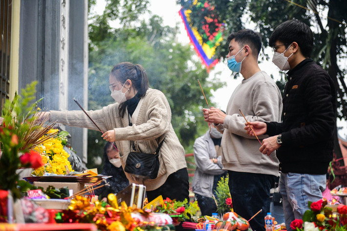 Trước cổng, ban quản lý đặt lư, hòm công đức, ghế bày đồ cúng... để người dân thuận tiện cho việc dâng hương ngày đầu năm.