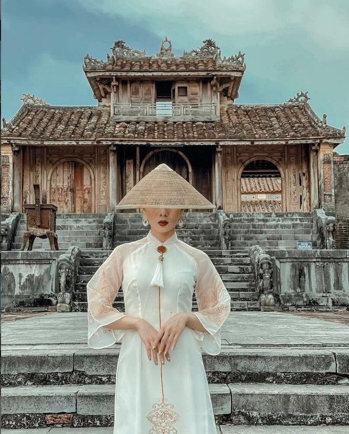 Từ khoảng tháng 5/2021, Lệ Quyên đã "nhá hàng" về một bộ ảnh áo dài cực kỳ hoành tráng được thực hiện tại Huế. Khác với những bộ ảnh khác mà nữ ca sĩ từng chụp, bộ ảnh này đặc biệt được quan tâm vì bị đồn là ảnh cưới với Lâm Bảo Châu - người tình kém 12 tuổi của chị đẹp.