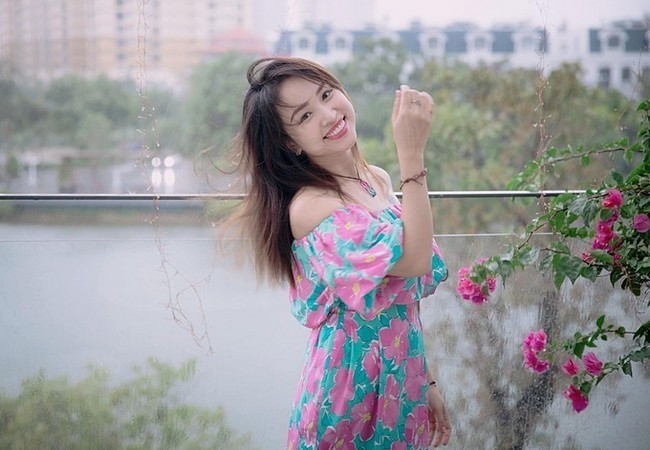 MC Vân Hugo rạng rỡ dưới ống kính của ông xã.