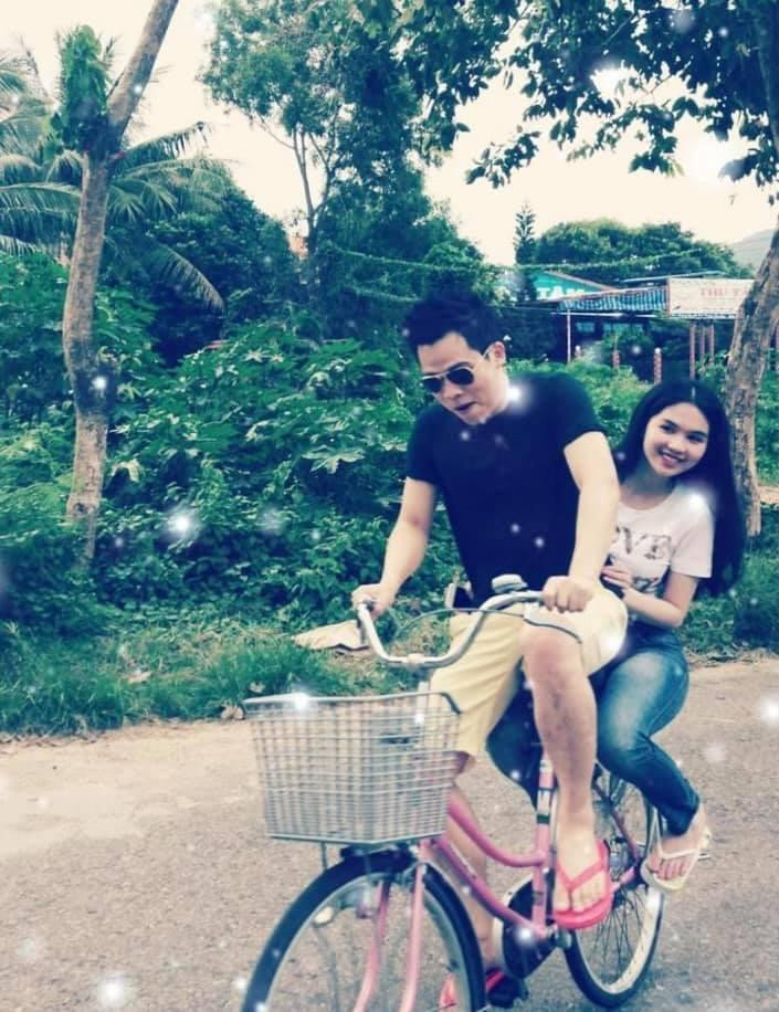 Trong showbiz, Ngọc Trinh và Vũ Khắc Tiệp là một trong những đôi bạn thân khiến nhiều người ngưỡng mộ. Cả hai đã có thời gian gắn bó hàng chục năm từ mối quan hệ ông bầu - chân dài rồi trở thành bạn bè thân thiết. Dù đôi lúc cả hai cũng gặp chuyện xích mích nhưng rồi cuối cùng lại trở về "căn nhà chung".