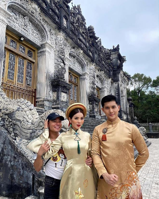 br/> Mới đây mạng xã hội đang lan truyền đoạn clip tổng hợp những khoảnh khắc tình tứ của Lệ Quyên và Lâm Bảo Châu. Đáng chú ý là trong clip có những bức ảnh từng được cả 2 "nhá hàng" từ tháng 5 và khiến fan nghi ngờ đây là ảnh cưới.