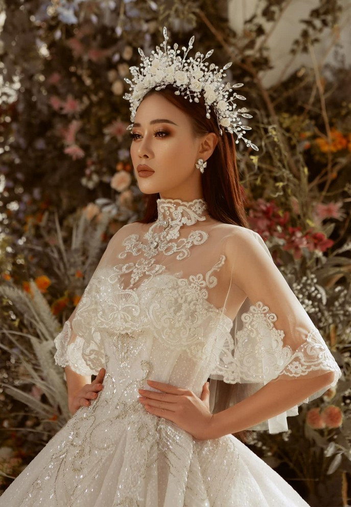 Phương Oanh đăng ảnh xinh đẹp và tếu táo viết: ''Sớm nay xin chút nạnh nùng. Ngày mai Oăn lại dịu doàng được hơm?''.