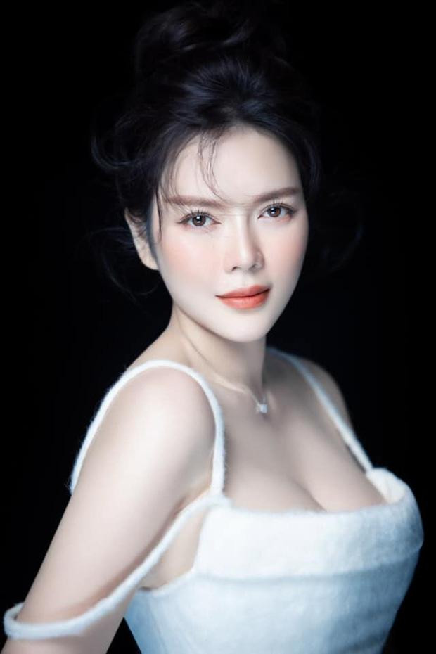 Đặc điểm này giúp cô luôn gợi cảm dù theo đuổi phong cách, hình tượng nào.