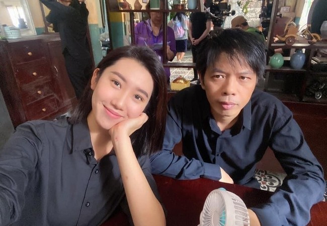 Thúy Ngân cùng đàn anh Thái Hòa selfie kỷ niệm trên phim trường. Cả hai đang được yêu thích với vai diễn trong 'Cây táo nở hoa'.