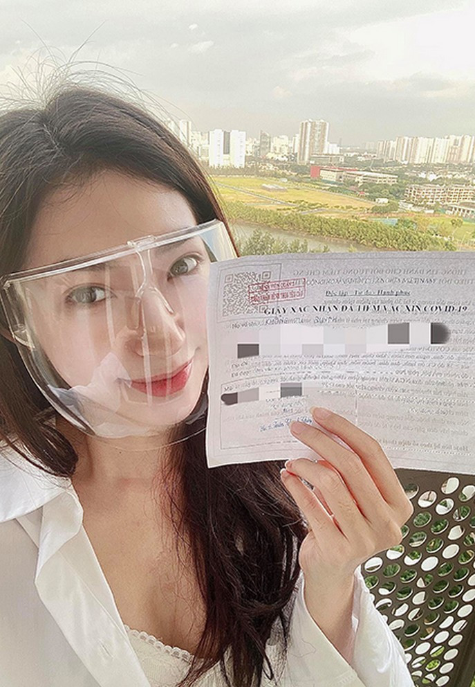 Khổng Tú Quỳnh khoe giấy xác nhận đã được tiêm mũi vắc-xin Covid-19 đầu tiên.
