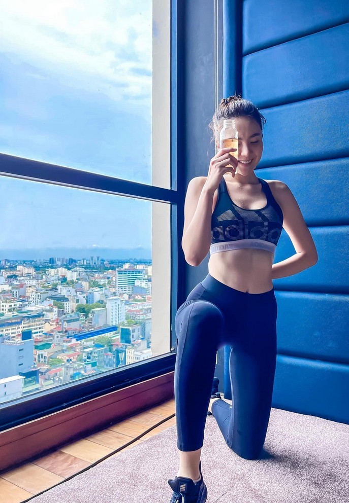MC Mai Ngọc đăng ảnh tập thể dục để nâng cao sức khỏe trong mùa dịch. "Tập xong ngồi ngắm bầu trời còn vương nắng. Mong những ngày hết dịch sẽ đến sớm", cô viết. Nhiều đồng nghiệp, khán giả khen nữ MC dáng đẹp, vòng eo thon đáng ghen tỵ.