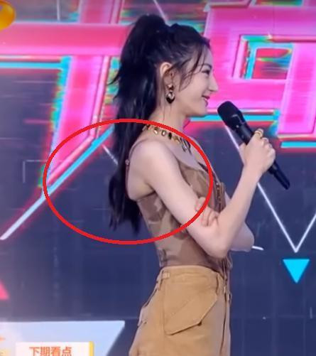Tuy nhiên, khi lên sóng truyền hình, có vẻ như chiếc áo corset quá chật khiến mỹ nhân Tân Cương để lằn mỡ lưng kém duyên hết sức.