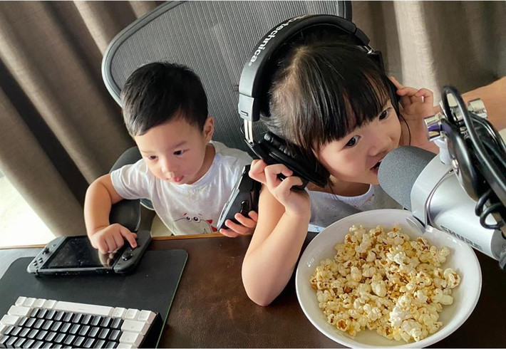 Cậu bé bên chị gái Sophie.
