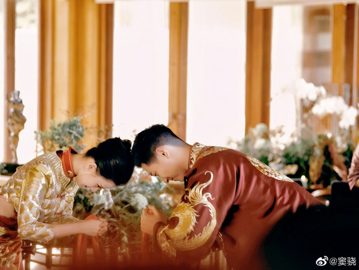 "Ba bữa bốn mùa", Đậu Kiêu viết với ý nghĩa một nhà hai người, ba bữa bốn mùa bên nhau. Cô dâu Hà Siêu Liên cũng chia sẻ lại bài đăng của chồng với lời nhắn: "Đời người còn rất dài, em muốn cùng anh chầm chậm già đi".