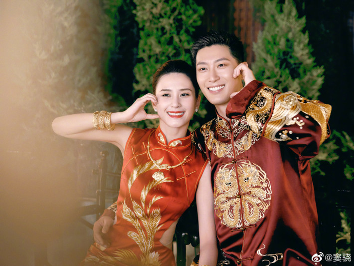 Hà Siêu Liên được khen đẹp rạng ngời trong trang phục cưới truyền thống. Bộ đồ giúp cô dâu tôn dáng, khoe khéo vòng eo thon nhỏ.