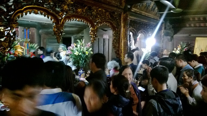 Theo nhiều du khách, hội xuân Yên Tử năm nay ngoài hành hương lễ phật ở các điểm di tích như chùa Đồng, chùa Hoa Yên, chùa Một Mái... Họ còn được chiêm ngưỡng tượng Phật Hoàng Trần Nhân Tông lớn nhất Việt Nam bằng đồng khối. (Ảnh: Du khách dâng lễ tại Chùa Hoa Yên).