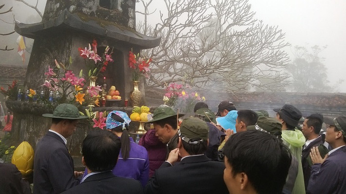 "Cầu cho quốc thái dân an, cho gia đình hạnh phúc, con cái may mắn. Tôi đưa cả con cái cùng đi lễ tại Yên Tử để các con có tấm lòng từ bi bác ái", chị Lan Anh cho biết.