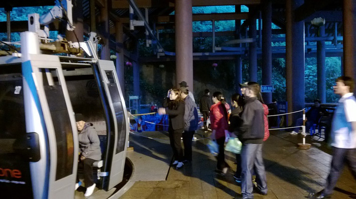 "Năm nay giá cáp treo phục vụ du khách tại Yên Tử lại tăng từ 15 đến 20%. Cụ thể, giá vé khứ hồi 2 tuyến là 280.000 đồng, vé 1 chiều là 150.000 đồng/lượt/người lớn trẻ em 100.000 đồng/lượt (tăng từ 30.000 đến 50.000 đồng/vé). Điều này khiến chúng tôi cảm thấy khó hiểu. Việc tăng giá vé cáp treo vì lý do gì đi nữa cũng khó lòng chấp nhận, bởi đó là tăng khai thác lợi nhuận. Hội xuân Yên Tử là nơi để hành hương, bái phật, nơi sinh hoạt tâm linh của người dân cả nước, không đặt mục tiêu vì lợi ích kinh tế”, chị Lan một du khách bức xúc.