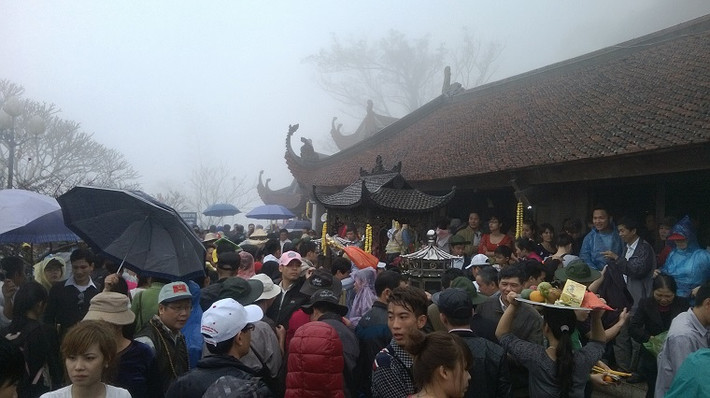 Ông Nguyễn Trung Hải cho biết, trong ngày khai hội đã có hơn 10 vạn du khách đến Yên Tử. Năm nay, dù lượng khách đông hơn năm trước, sự thay đổi trong công tác quản lý lễ hội đã không còn có những vấn nạn, tình trạng chèo kéo khách được dẹp bỏ, an ninh trật tự luôn được đảm bảo.